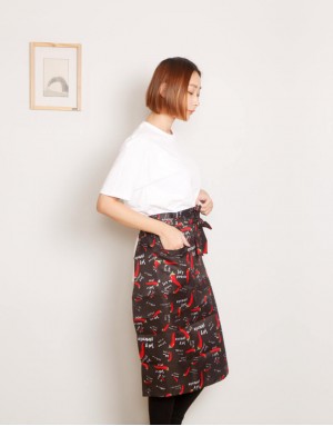 滌綸半身單口袋圍裙-黑底紅辣椒 滌綸半身單口袋圍裙-黑底紅辣椒